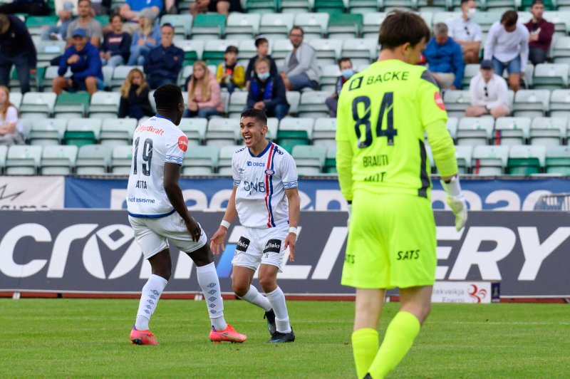 Seedy Jatta og Osame Sahraoui feirer førstnevntes scoring mot Stabæk (Foto: Morten Mitchell Larød / SPORTFOTO)
