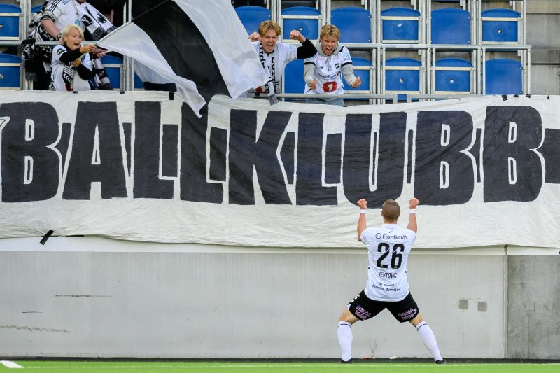 Jevtovic feirer scoring foran tilreisende supportere (Foto: Morten Mitchell Larød / SPORTFOTO)