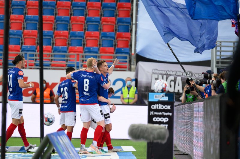 Henrik Udahl og resten av gutta feirer 1-0 foran ØSTBLOKKA (Foto: Morten Mitchell Larød / SPORTFOTO)