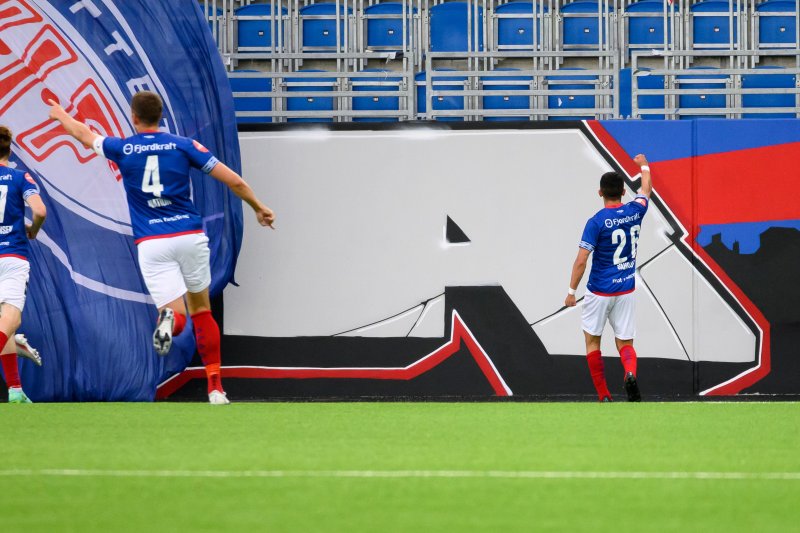 Osame Sahraoui feirer 1-0 foran Østblokka (Foto: Morten Mitchell Larød / SPORTFOTO)