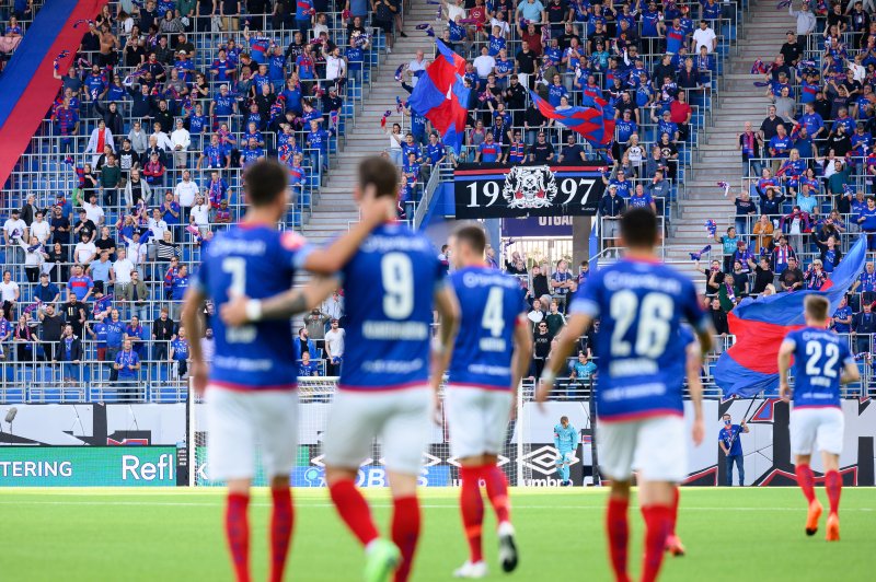Østblokka i ekstase etter Kjartanssons 1-0-scoring (Foto: Morten Mitchell Larød / SPORTFOTO)