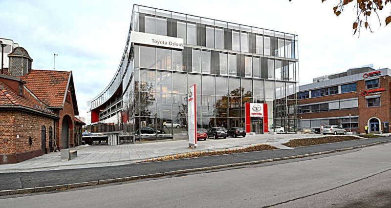 Toyota Oslo, avdeling Økern ligger et godt steinkast unna Intility Arena i store, flotte lokaler (Foto: Toyota)