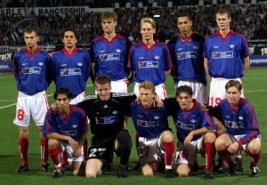 Bak f.v. Espen Haug, Dag Riisnæs, Fredrik Kjølner, Tom Henning Hovi, John Carew og Knut Henry Haraldsen. Foran f.v. Hai Ngoc Tran, Tore Krogstad, Bjørn Viljugrein, Joachim Walltin og Bjørn Arild Levernes.
