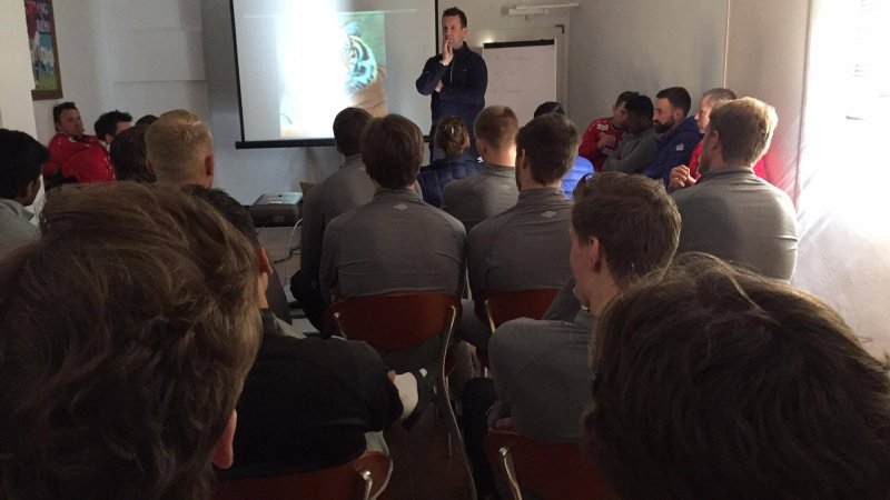Ronny Deila holdt foredrag for gutta mellom treningsøktene.
