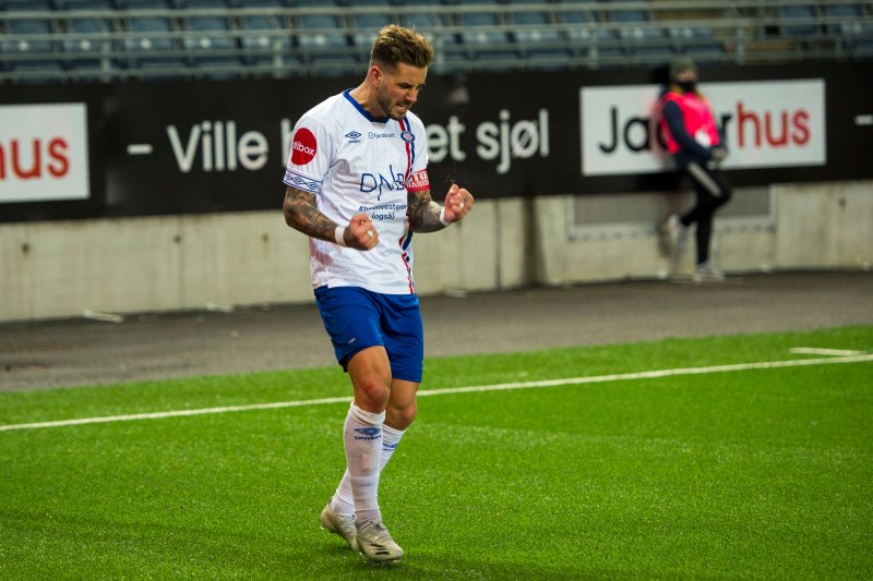 Aron Dønnum jublet for scoring mot Viking i 2020. I 2021 tok han på seg servitørrollen (Foto: Carina Johansen / NTB)