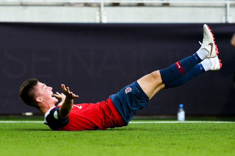 Christian Borchgrevink feirer scoring i fjorårets EM-sluttspillskamp mot Finland (Foto: Jussi Eskola - UEFA)