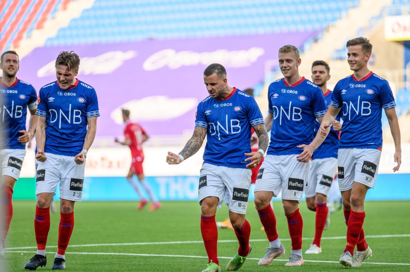 Coop-logoen med plass på skuldrene til spillerne (Foto: Morten Mitchell Larød / SPORTFOTO)
