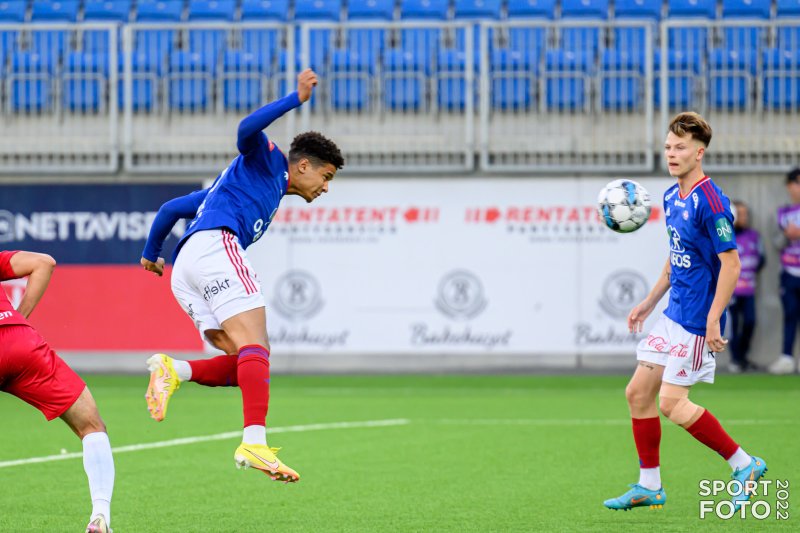 Jacob Dicko Eng ble tatt hardt på gressmatta på Lerkendal (Foto: Morten Mitchell Larød / SPORTFOTO)