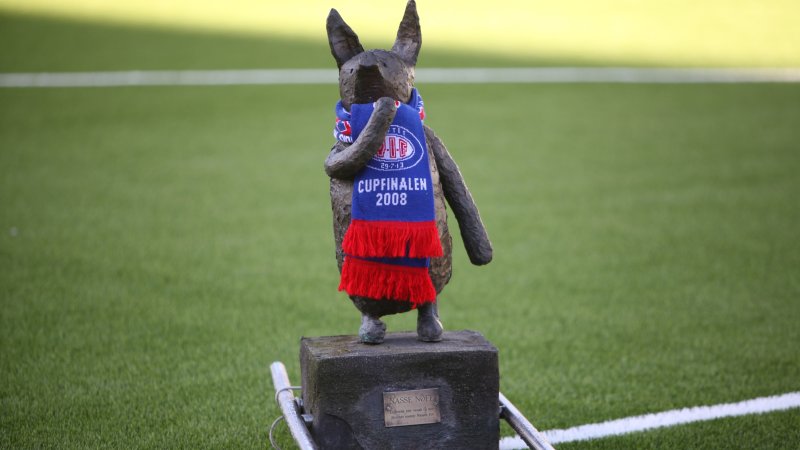 Nasse Nøff på plass i midtsirkelen på vår nye stadion (Foto: VIF Media)
