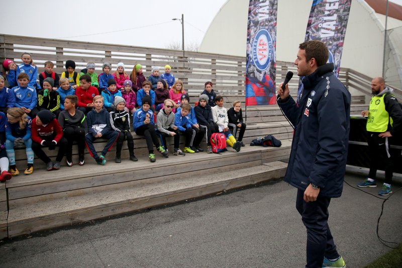 Jonatan Tollås Nation holder foredrag om Vålerenga Mot Rasisme under Engaland på Ski (Foto: Cato Ingebrigtsen)