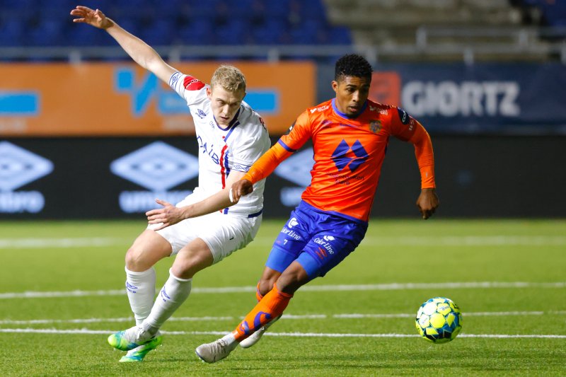 Henrik Bjørdal og Nenass Erikson Spinola Lima i duell på Color Line Stadion (Foto: Svein Ove Ekornesvåg / NTB)