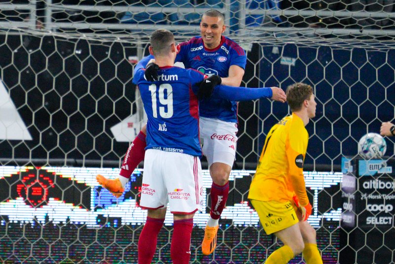 Ilic får gratulasjoner fra Ofkir etter å ha satt inn 1-0 tidlig i oppgjøret mot Brann (Foto: Javad Parsa / NTB)