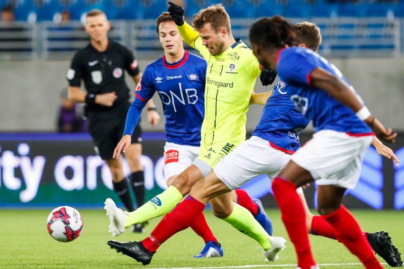 Sarpsborgs Patrick Mortensen tett omringet av Vålerenga-spillere (Foto: Cornelius Poppe / NTB scanpix)