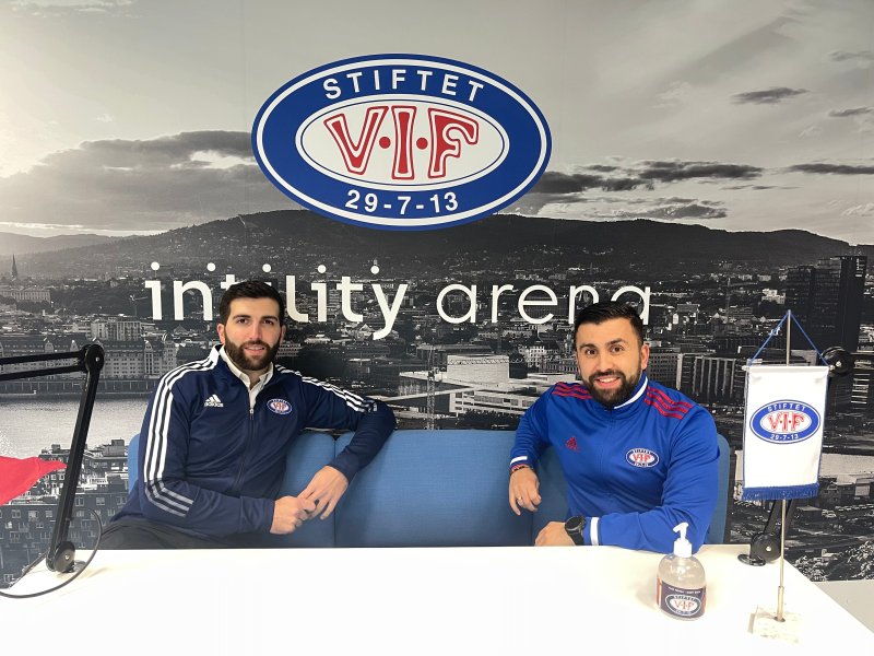 Ashkan Parvizian og&nbsp;Mehran Amundsen-Ansari i signeringsmøte på Intility Arena (Foto: VIF Media)