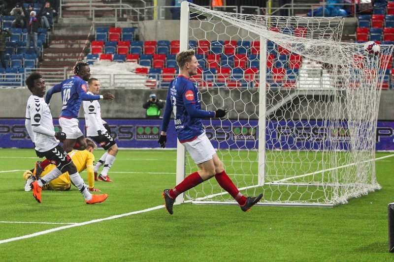 Sam Johnson setter inn 2-1 etter lekkert forarbeid av Simen Juklerød (Foto: Fredrik Hagen / NTB scanpix)