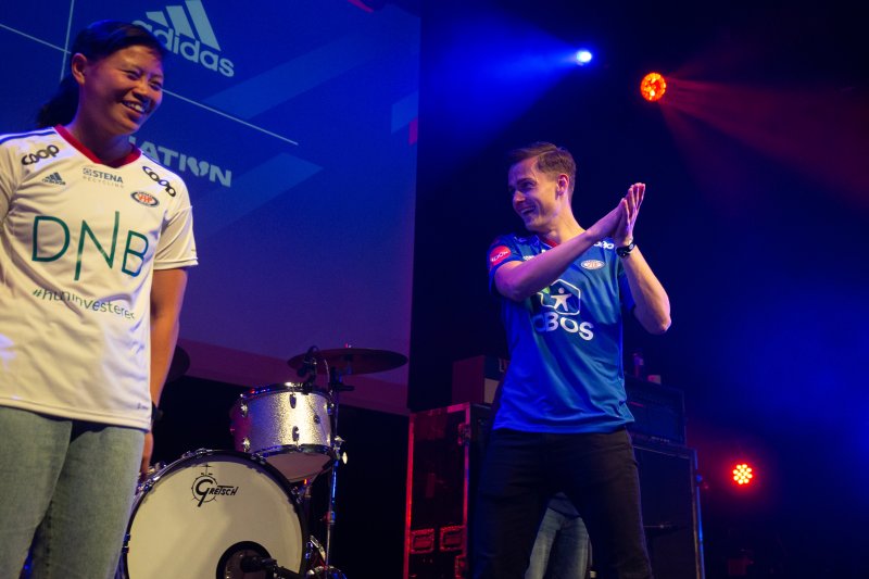 Henrik Udahl og Ylinn Tennebø i første- og andredrakta (Foto: Eivind Hauger)
