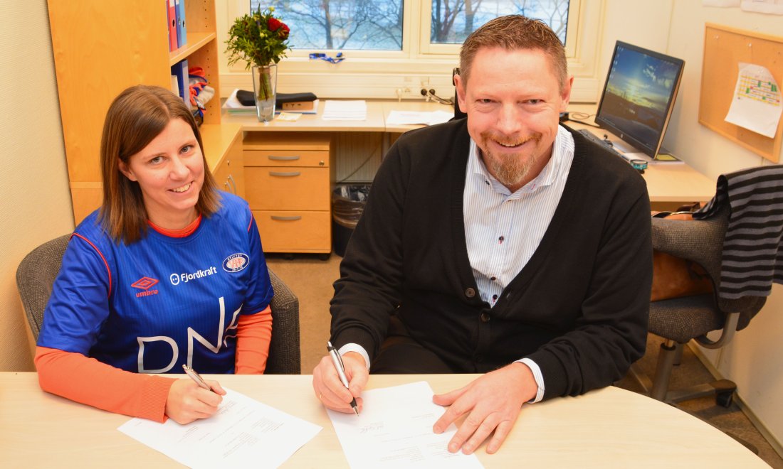 Daglig leder i Vålerenga, Erik Espesth og Fjordrafts divisjonsdirektør salg, marked og produktledelse, Ingeborg Cecilie Morken, under signeringen av samarbeidsavtalen for en drøy måned siden (Foto: VIF Media)