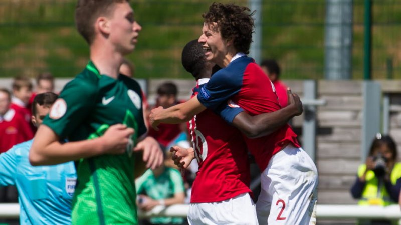 Leo Cornic jubler for EM-plass. Nå skal unggutten spille nye kamper med flagget på brystet (Foto: NFF)