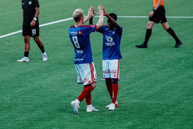 Jatta blir gratulert av Bjørdal etter straffescoringen. Foto: Kim Eriksen.