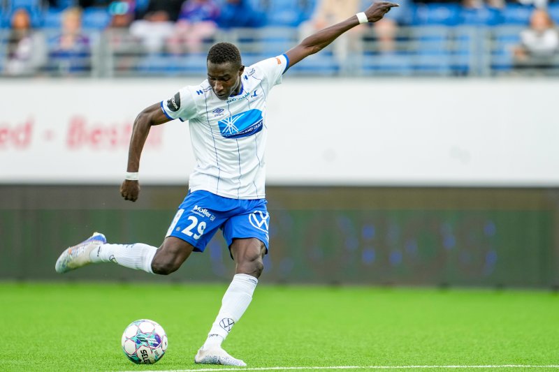 Sory Diarra lader skuddfoten og sender gjestene i ledelsen (Foto: Beate Oma Dahle / NTB)