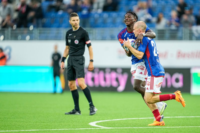 Petter Strand og Seedy Jatta etter at førstnevnte utligna til 1-1 (Foto: Beate Oma Dahle / NTB)
