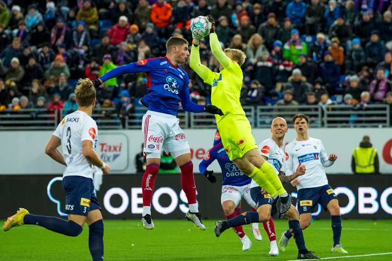 Ilic i duell med Pettersson (Foto: Beate Oma Dahle / NTB)