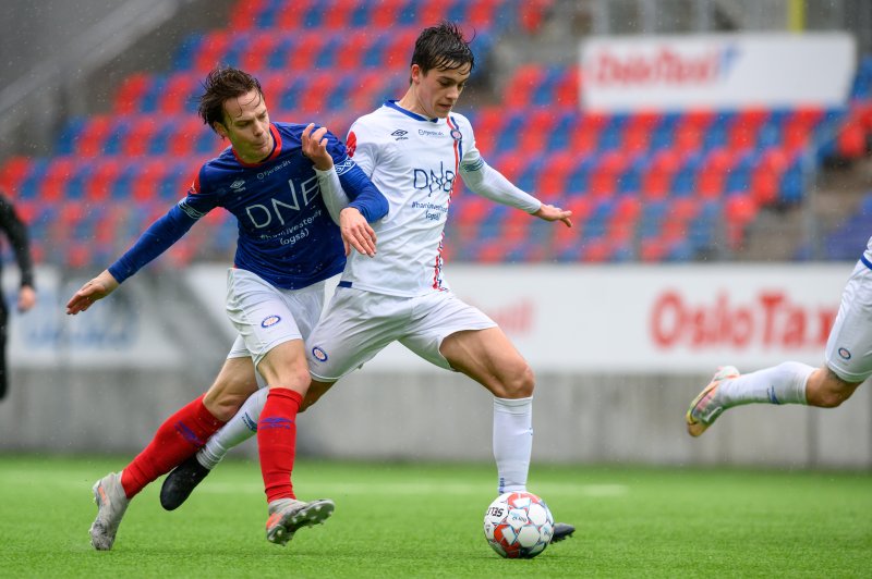 Magnus Bech Riisnæs er en av flere Vålerenga-spillere som er klare for nye kamper med flagget på brystet (Foto: Morten Mitchell Larød / SPORTFOTO)