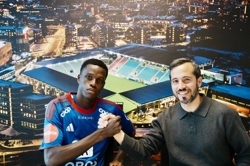 Mario på plass på Intility Arena sammen med agenten sin (Foto: Vålerenga)