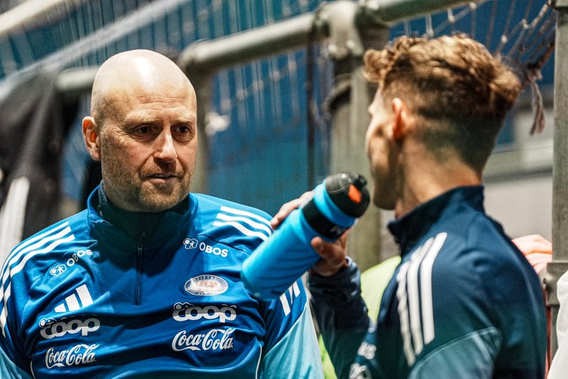 Marius Karlsen i prat med Vegar Hedenstad etter endt økt i Vallhall Arena (Foto: Photokimppa)