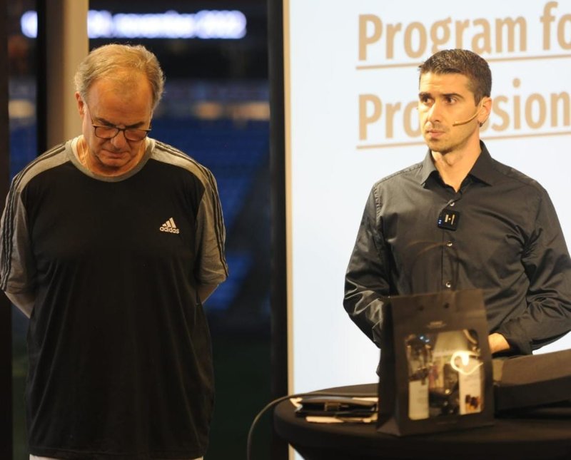 På bildet: Marcelo Bielsa og vår nye spillerutvikler, Bryant Lazaro (Foto: Ivar Thoresen - NFT)