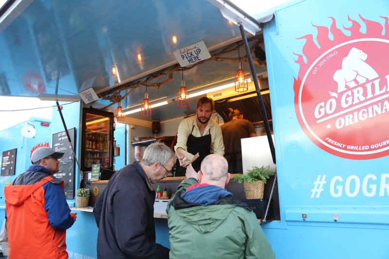 På kampdag serveres det mat fra ulike food trucks på torget (Foto: Kasper Wikestad)