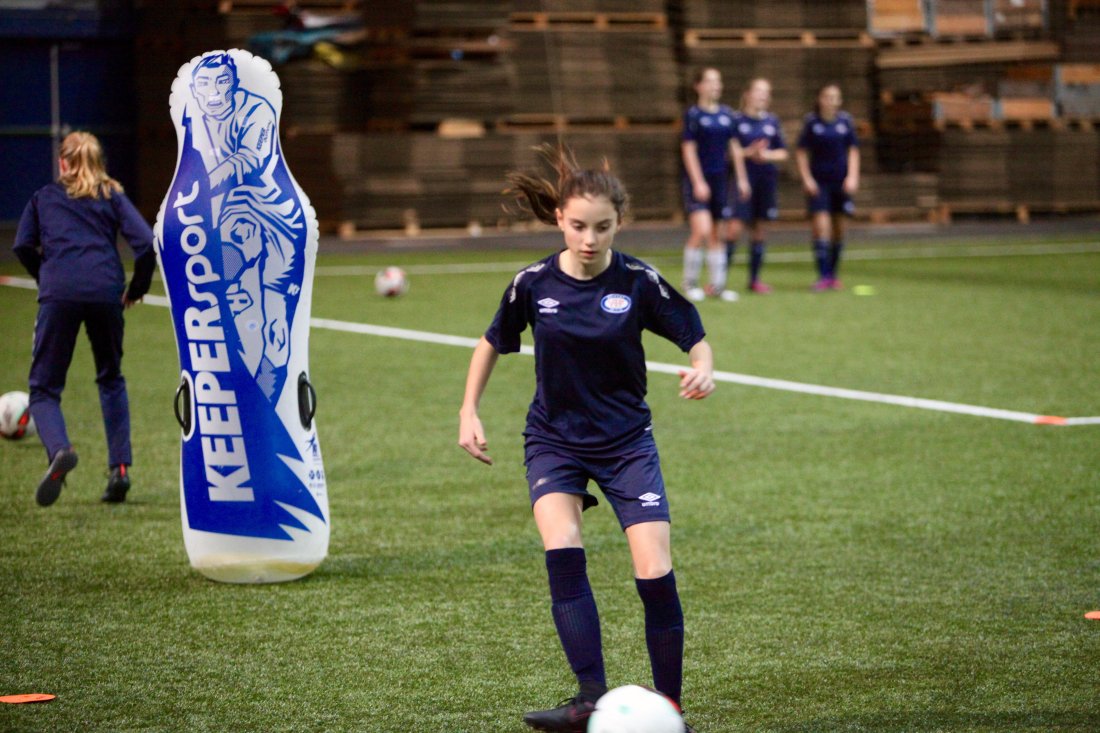 Det er stor aktivitet blant jentene i Vålerenga. Her fra en trening i Vallhall tidligere denne uka,