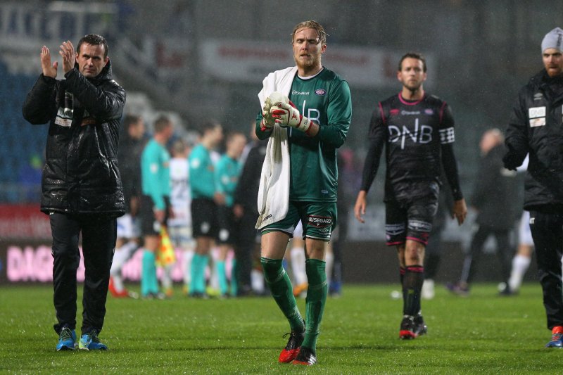 Deila, Sandberg og resten av laget takket de tilreisende Vålerenga-supporterne for støtten etter kampen mot Haugesund (Foto: Digitalsport)