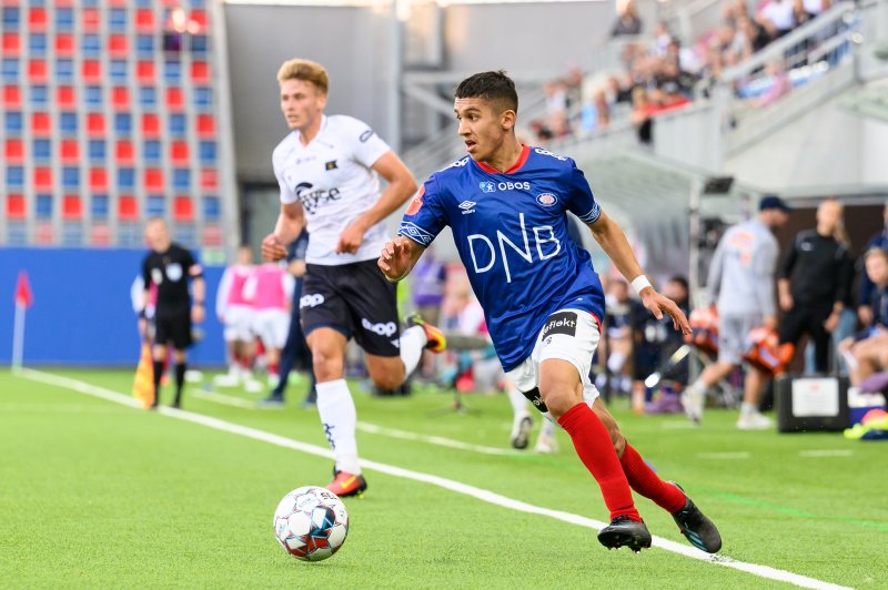 Osame Sahraoui et steg foran (Foto: Morten Mitchell Larød / SPORTFOTO)