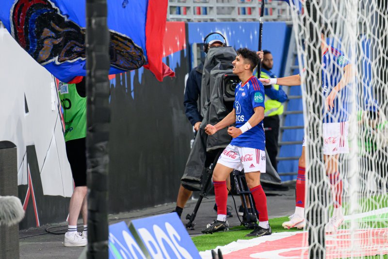 Osame Sahraoui kunne slippe jubelen løs etter å sendt Vålerenga i ledelsen i Stavanger (Foto: Morten Mitchell Larød / SPORTFOTO)