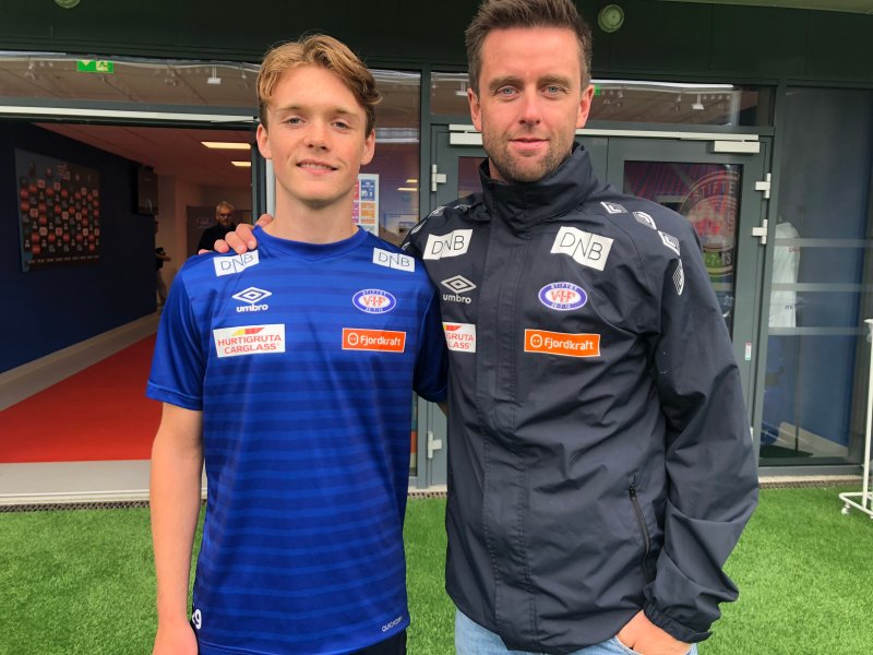Oscar Opsahl og sportslig leder Jørgen Ingebrigtsen (Foto: VIF Media)