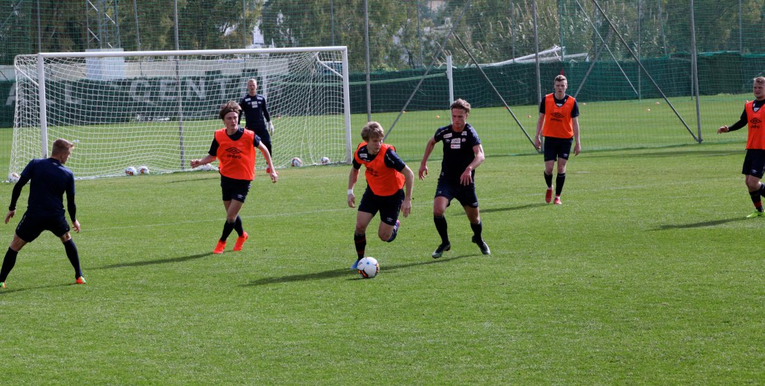 Vålerenga-spillerne i aksjon på onsdagens trening på Marbella Football Center (Foto: VIF Media)