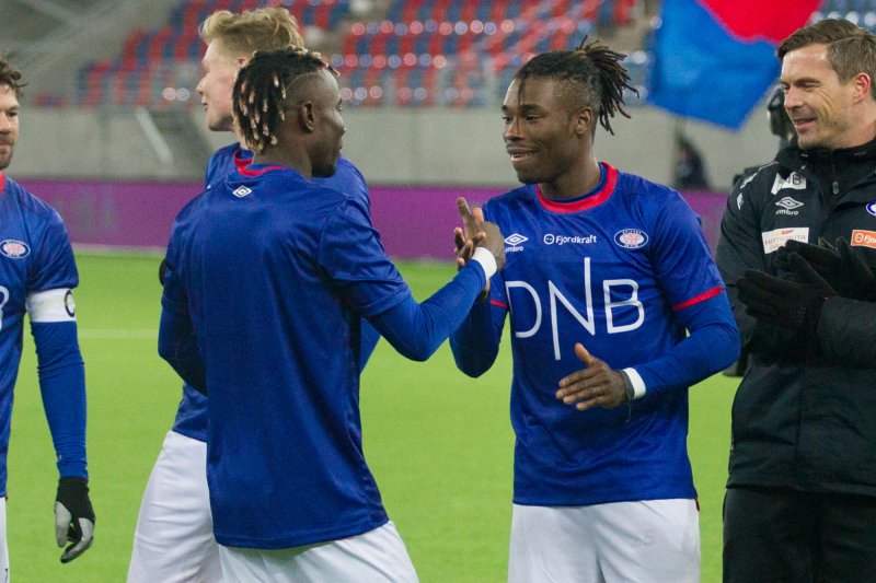 Sam Johnson og Sam Adekugbe er hjemmeværende reserver for henholdsvis Liberia og Canada på grunn av lang reisevei (Foto: Fredrik Hagen / NTB scanpix)