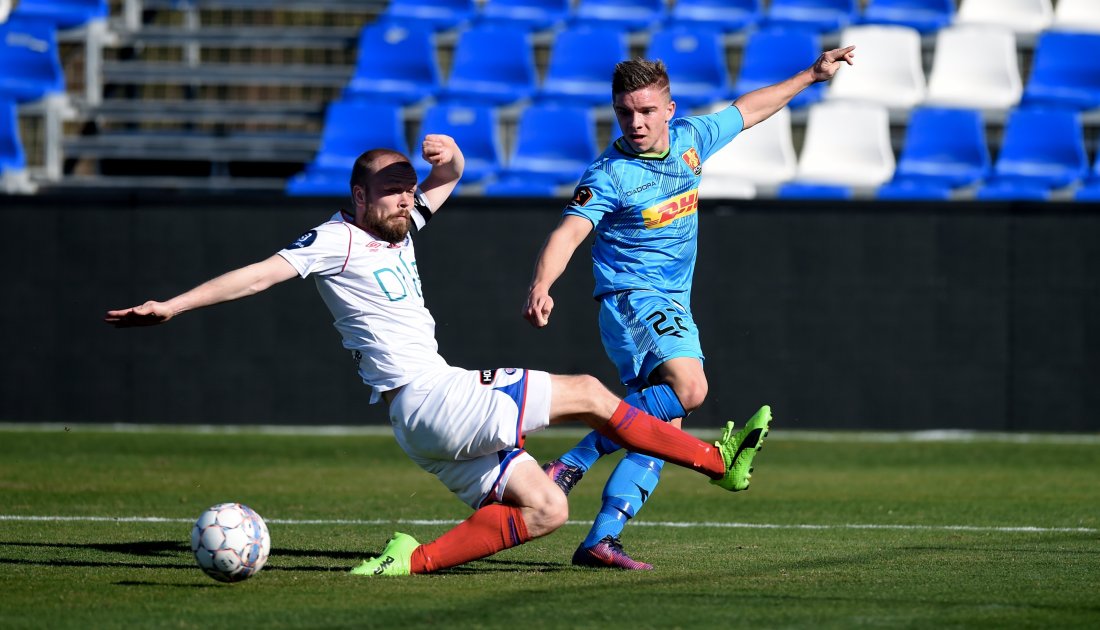 Christian Grindheim i duell med en Nordsjælland-spiller før han måtte ut med skade (Foto: Digitalsport)