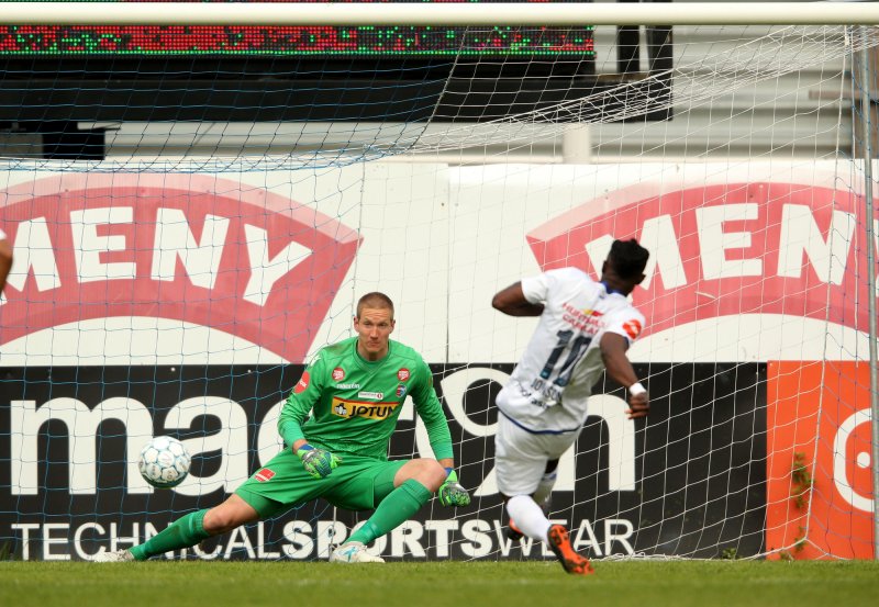 Sam Johnson setter inn sitt sjette mål for Vålerenga (Foto: Borgen / NTB scanpix)