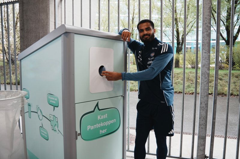 Det står fem pantestasjoner på Oslo Taxi-tribunen klare for å ta imot din gjenbrukbare kopp (Foto: Vålerenga)