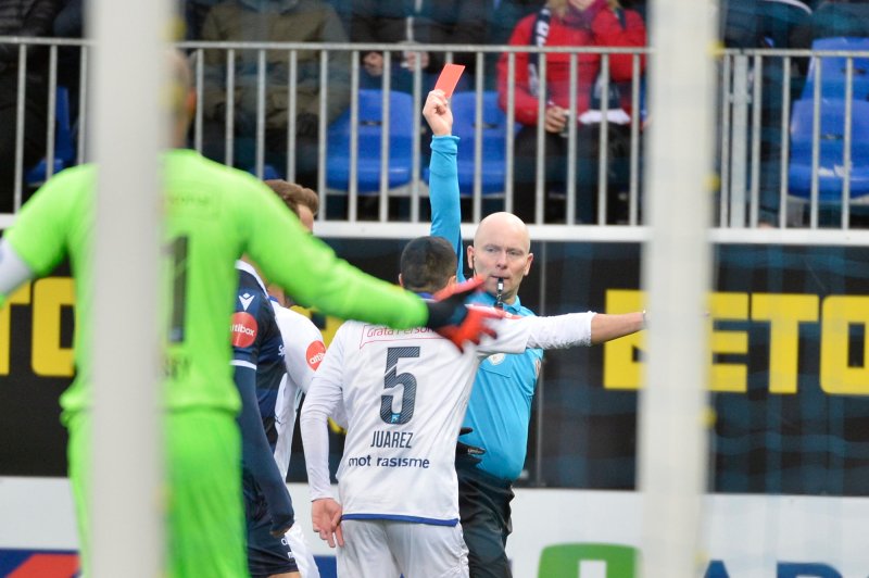 Efrain Juarez fikk sitt andre gule kort og måtte forlate banen etter kun 49 minutter (Foto: Ned Alley / NTB scanpix)