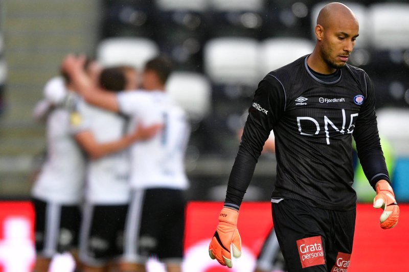 Adam Larsen Kwarasey måtte hente tre baller ut av eget nett i søndagens eliteseriekamp på Lerkendal stadion (Foto: Ole Martin Wold / NTB scanpix)