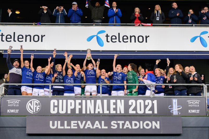 Stine Ballisager Pedersen løfter trofeet på kongetribunen (Foto: Morten Mitchell Larød / SPORTFOTO)