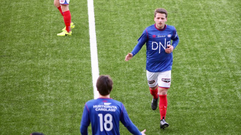 Lars Olden Larsen (med ryggen til) erstatter sin debutkollega Didrik Støer Hagen (Foto: VIF Media)