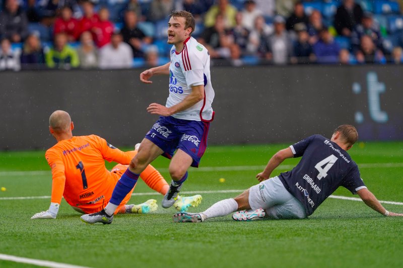 Håkans jubler for scoring foran en fullsatt bortetribune på Marienlyst (Foto: Terje Bendiksby / NTB)