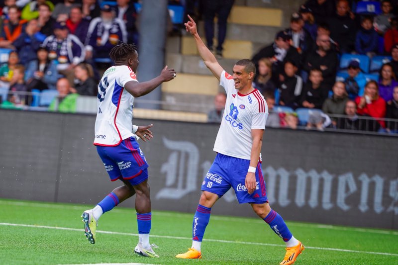 Ofkir gratuleres av Jatta etter å ha sendt Vålerenga i ledelsen 2-1 (Foto: Terje Bendiksby / NTB)
