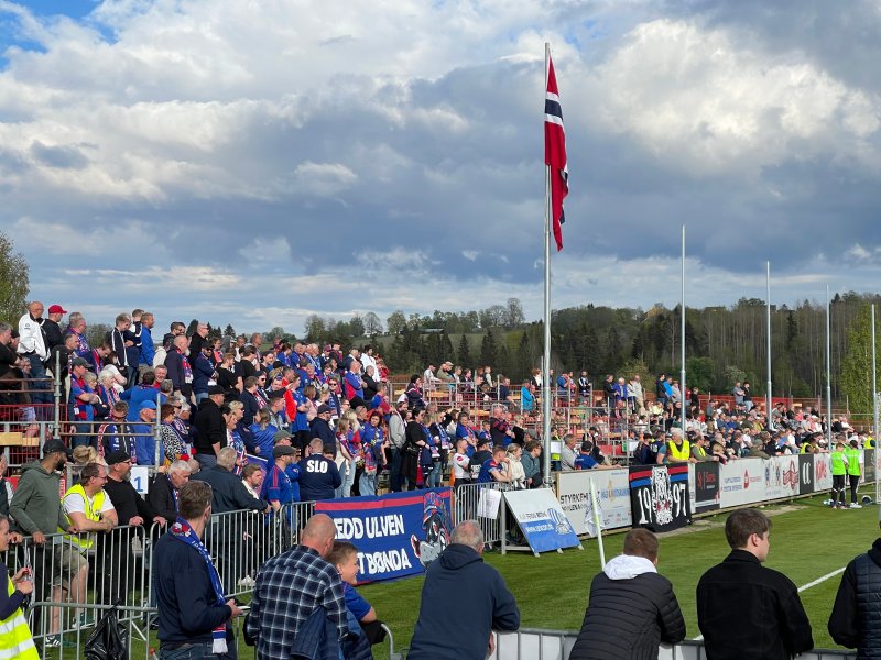 Mange hadde tatt turen til Østre Toten torsdag kveld (Foto: Vålerenga)