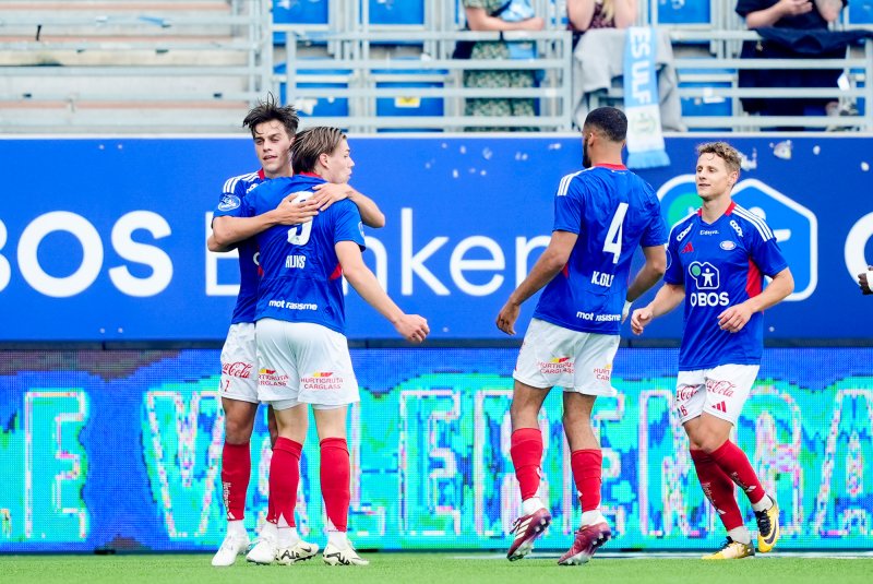 Mees RIjks gratuleres etter sin andre scoring (Foto: Terje Pedersen / NTB)
