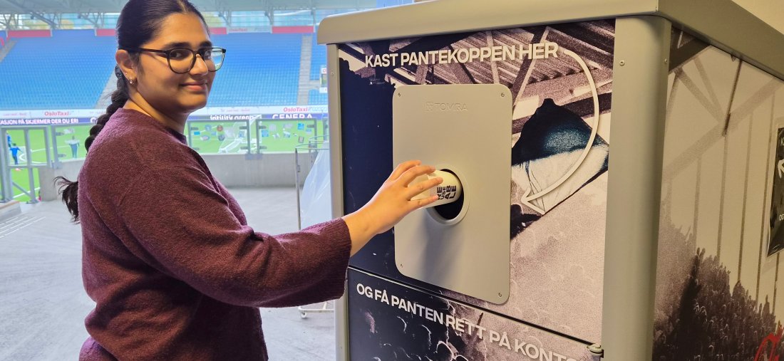 Putter du den tomme koppen din i en av de mange panteautomatene som står rundt på Intility Arena, får du panten tilbake rett på konto! Foto: VIF Media